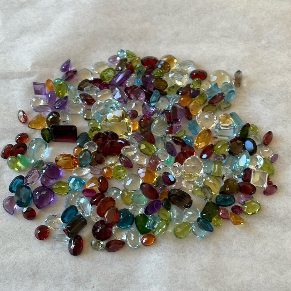 200ctw mixed faceted gemstones.​​